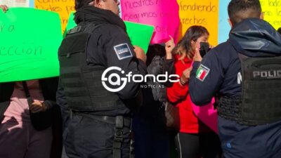 VIDEO. Policías agreden a madres que protestaban afuera de un kínder en Edomex