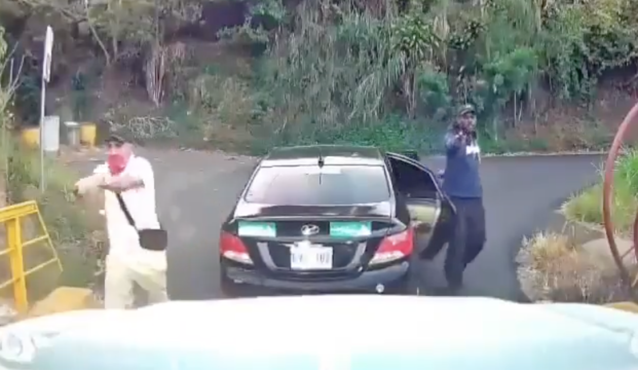 VIDEO. Delincuentes huyen despavoridos tras ser recibidos a balazos por su ‘víctima’