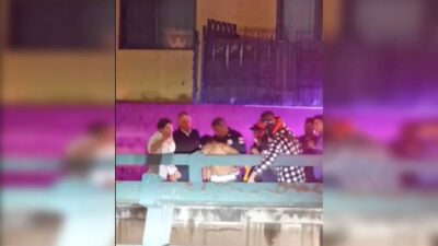 VIDEO: Pasajeros de combi someten a ladrón, lo golpean y lo entregan a la policía