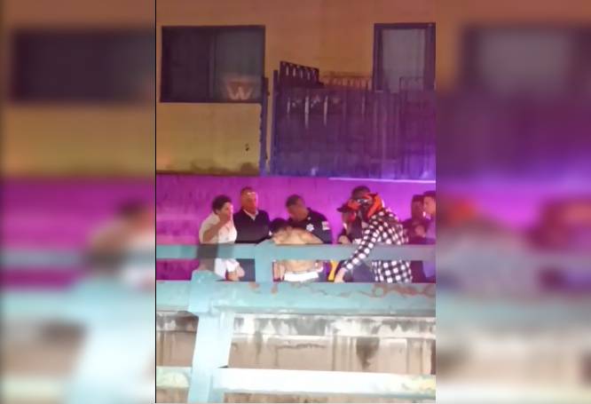 VIDEO: Pasajeros de combi someten a ladrón, lo golpean y lo entregan a la policía