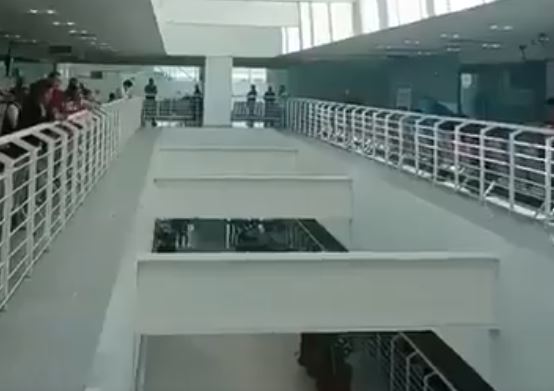 VIDEO: ‘¡Hey… joven!’; paciente fuera de sí desata momentos de terror en hospital del IMSS