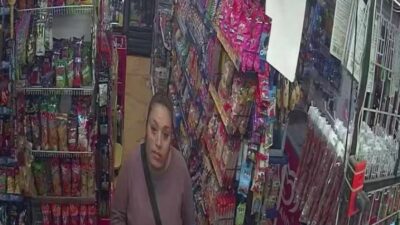 VIDEO: ‘¿De cuál quieres?’; graban a pareja de rateros en una tiendita de abarrotes
