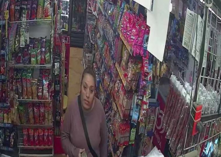 VIDEO: ‘¿De cuál quieres?’; graban a pareja de rateros en una tiendita de abarrotes