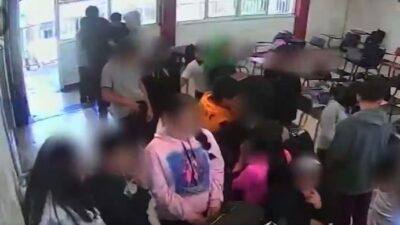 VIDEO: Niño de secundaria saca un arma durante convivio en el salón de clases