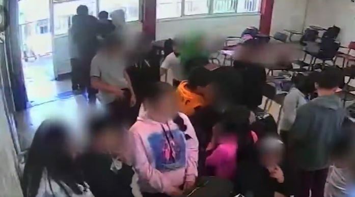 VIDEO: Niño de secundaria saca un arma durante convivio en el salón de clases