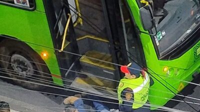 LAMENTABLE. Señor bajaba del camión, se resbaló y murió de un golpe en la cabeza