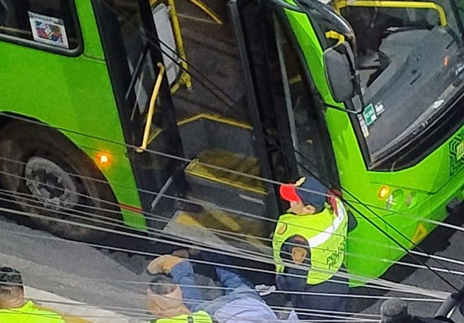 LAMENTABLE. Señor bajaba del camión, se resbaló y murió de un golpe en la cabeza