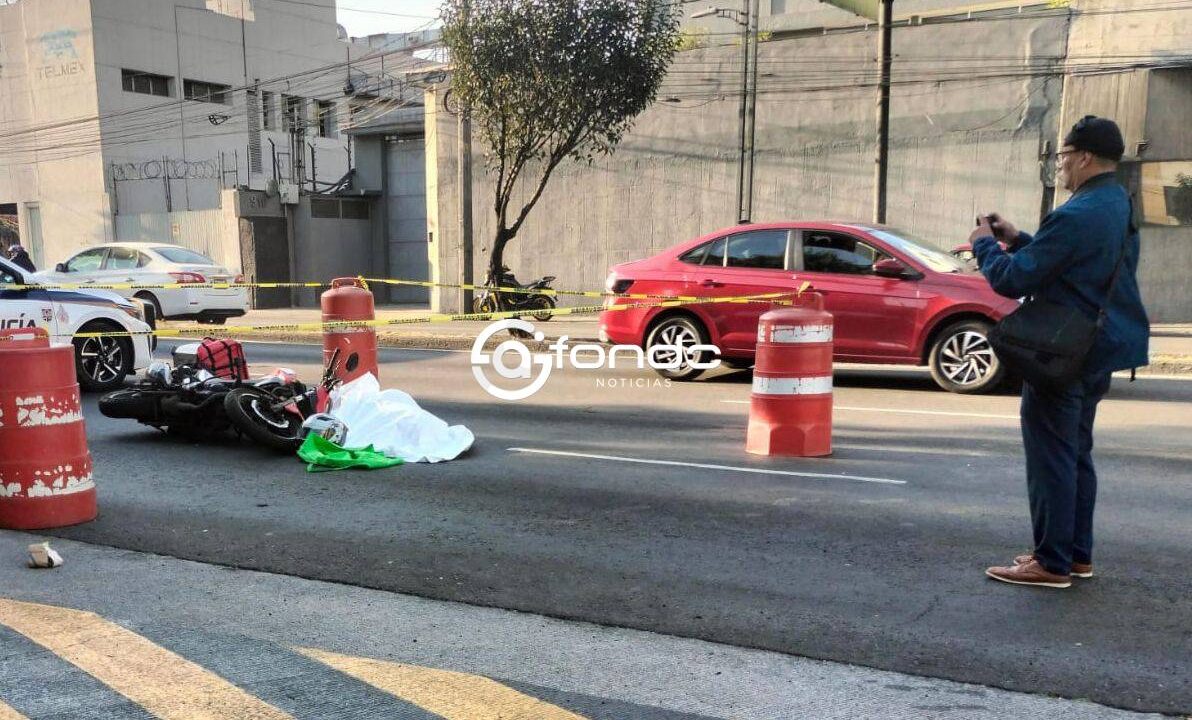 FATAL. Repartidor en moto derrapó y murió en el asfalto; su familia lo identificó