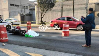 FATAL. Repartidor en moto derrapó y murió en el asfalto; su familia lo identificó