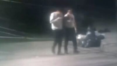 VIDEO: Vecinos se ‘inventan’ su basurero y los graban tirando hasta colchones