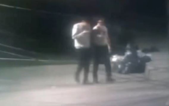 VIDEO: Vecinos se ‘inventan’ su basurero y los graban tirando hasta colchones