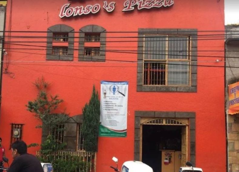 VIDEO: Empleados de Alonso’s Pizza torturan a un gatito; aunque lloraba le seguían pegando