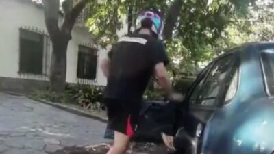 VIDEO: ‘Furia en las calles’; motociclista mata de dos puñetazos a un conductor