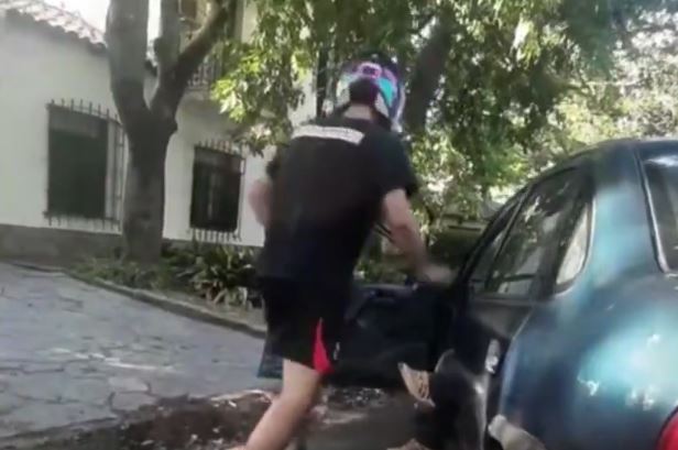 VIDEO: ‘Furia en las calles’; motociclista mata de dos puñetazos a un conductor