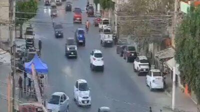 VIDEO: ‘¡A volar!’; jóvenes son arrollados por un conductor y salen proyectados