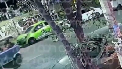 VIDEO: Peligrosa imprudencia; bebé cae de un vehículo eléctrico en movimiento