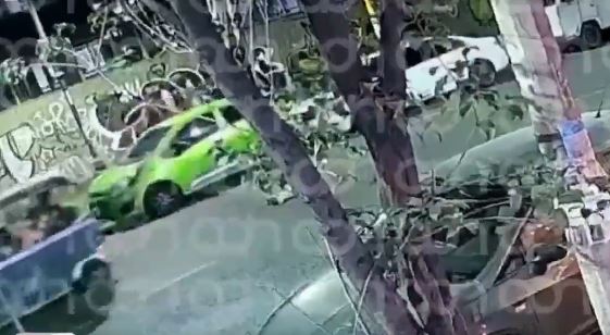 VIDEO: Peligrosa imprudencia; bebé cae de un vehículo eléctrico en movimiento