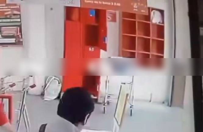 VIDEO: Roban mochilas de la zona de paquetería en una tienda 3B