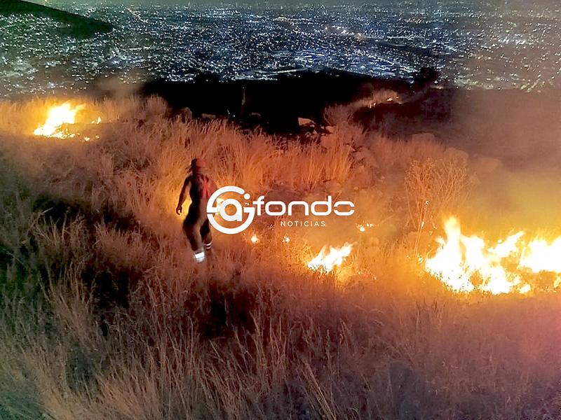 ÚLTIMA HORA. Impresionante incendio consume esta noche parte de la Sierra de Guadalupe