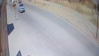 VIDEO: Motociclista iba a toda velocidad y se mata contra un poste
