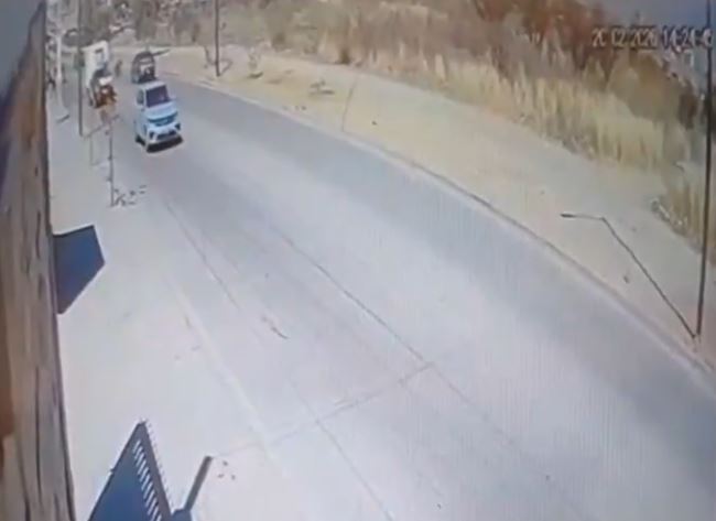 VIDEO: Motociclista iba a toda velocidad y se mata contra un poste