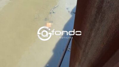 URGENTE: Tianguistas se ponían cuando vieron un cuerpo flotando en el canal