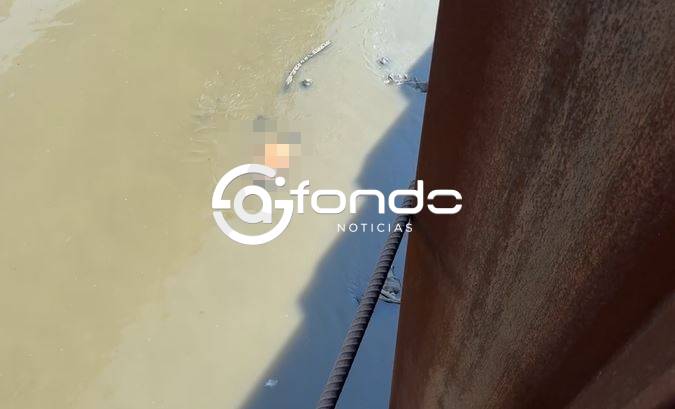 URGENTE: Tianguistas se ponían cuando vieron un cuerpo flotando en el canal