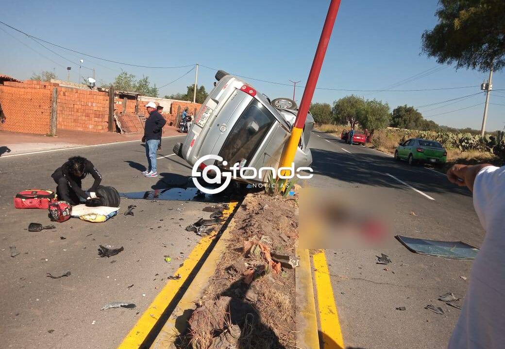 TERRIBLE. Conductor de Chevy pierde la vida en una volcadura; también dejó grave a un motociclista