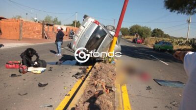 TERRIBLE. Conductor de Chevy pierde la vida en una volcadura; también dejó grave a un motociclista