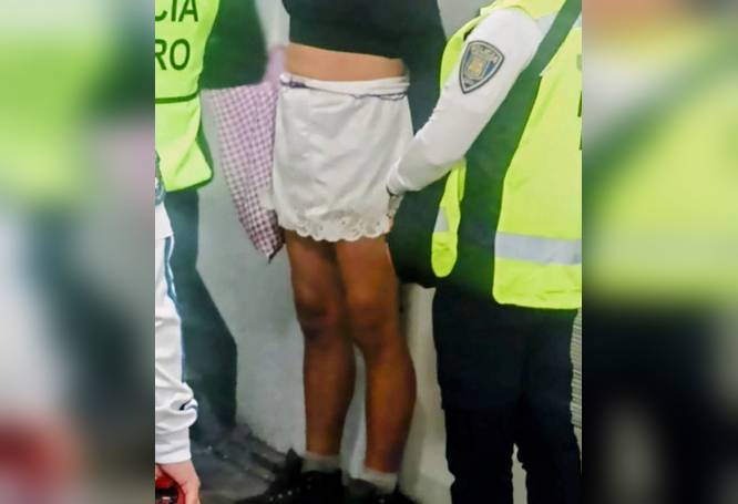 LOCURA: Sujeto con ropa de mujer avienta un extintor a las vías y desquicia el Metro