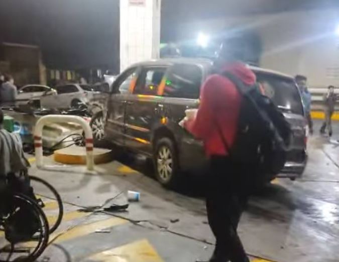 BORRACHO: Conductor alcoholizado se estrella contra la bomba de una gasolinera