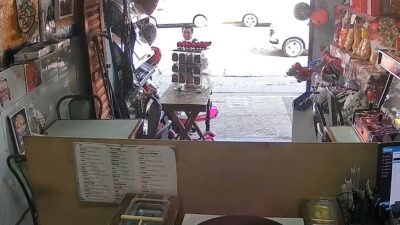 VIDEO. Ratero aprovecha un descuido y roba un scooter de un negocio en Edomex