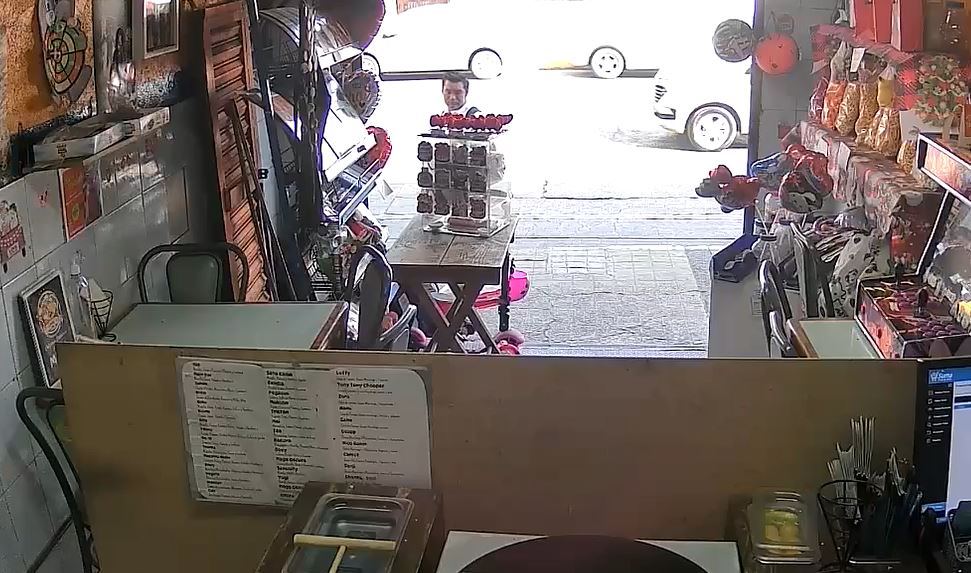 VIDEO. Ratero aprovecha un descuido y roba un scooter de un negocio en Edomex