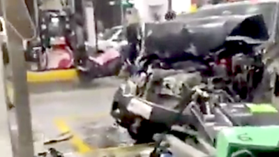 VIDEO. Conductor en estado de ebriedad se mete a gasolinera y choca contra una bomba desapachadora
