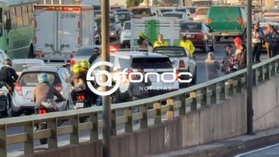 URGENTE: Mujeres iban en moto cuando cayeron en un puente; una murió