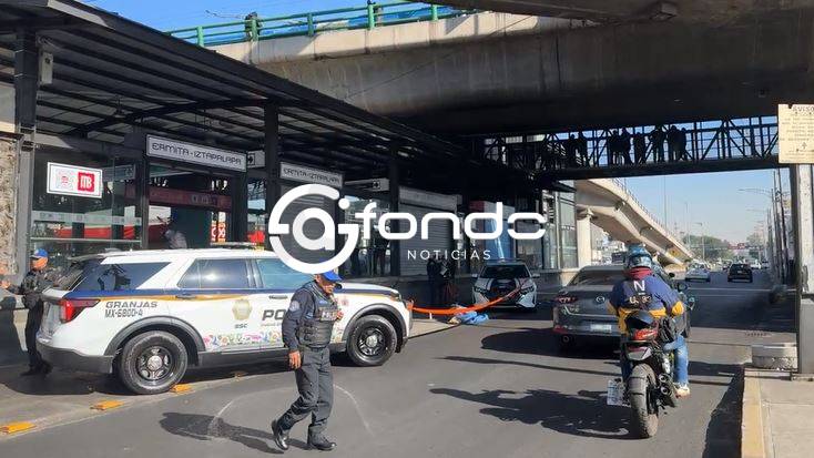 URGENTE: Copiloto de motocicleta cae de un puente vehicular y muere al instante