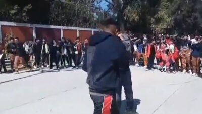 VIDEO: Chavos de secundaria organizan, graban y difunden peleas callejeras