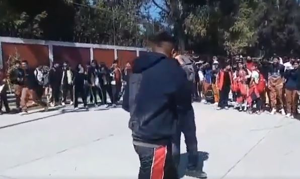 VIDEO: Chavos de secundaria organizan, graban y difunden peleas callejeras