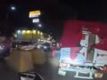 VIDEO: ‘¿Mucha v… o qué?; conductor avienta su camioneta de redilas contra un motociclista