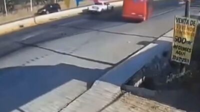 VIDEO. Chofer de camión con pasajeros arrolla a criminales del CJNG que iban a quemar la unidad