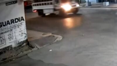 VIDEO: Motociclista se estrella contra un camión de la Guardia Nacional y queda grave