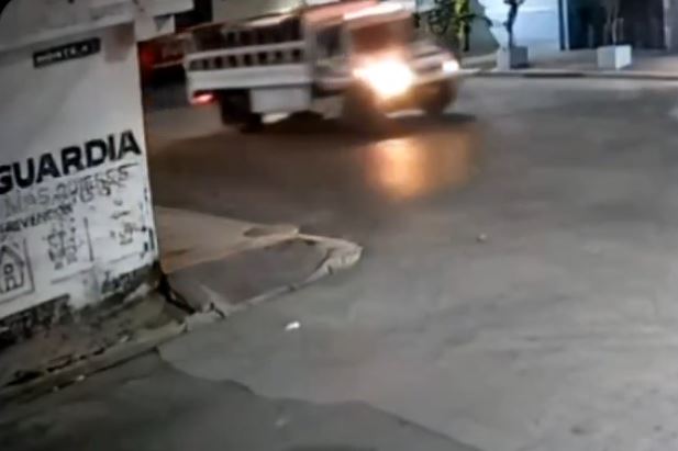 VIDEO: Motociclista se estrella contra un camión de la Guardia Nacional y queda grave