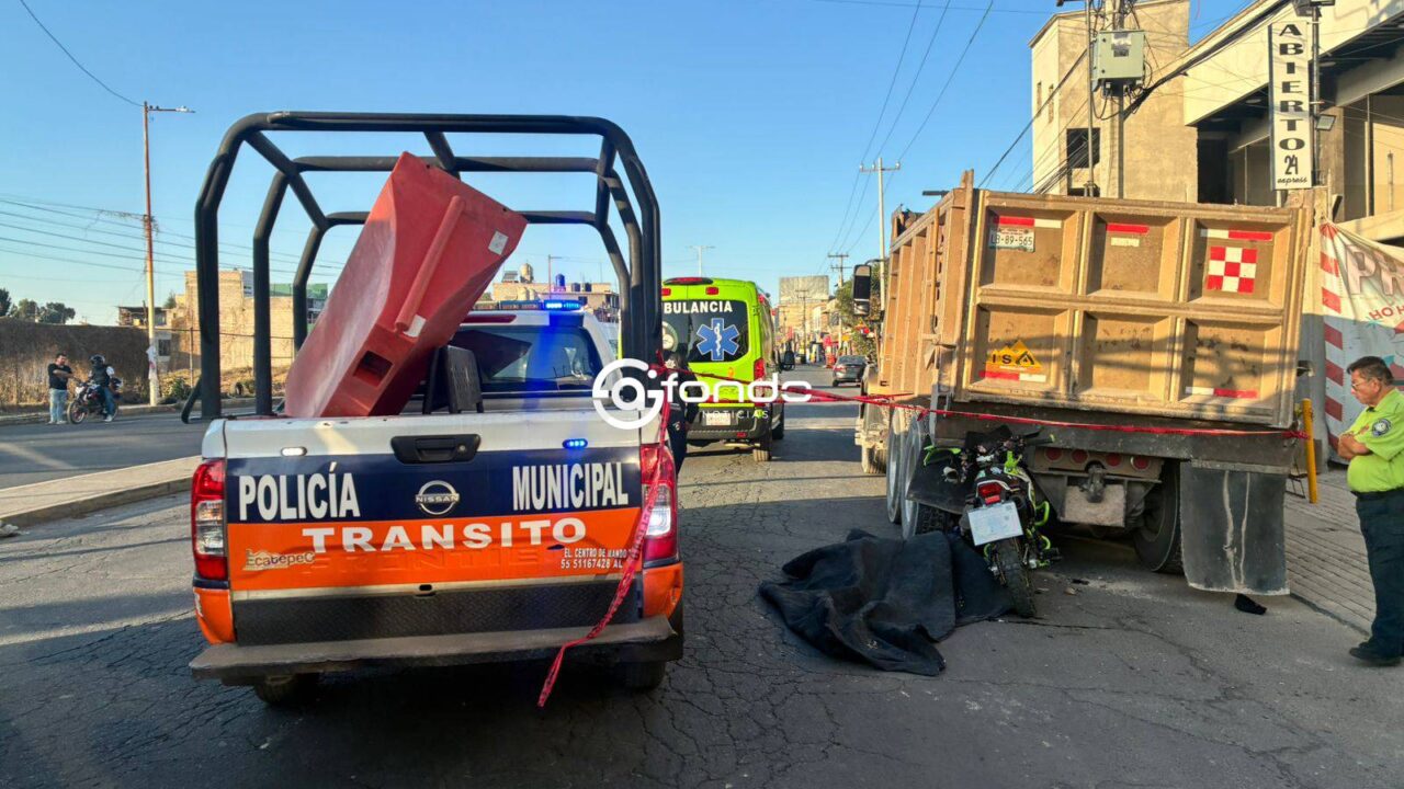 VIDEO. Motoneto distraído se mata contra un camión de volteo estacionado en Edomex