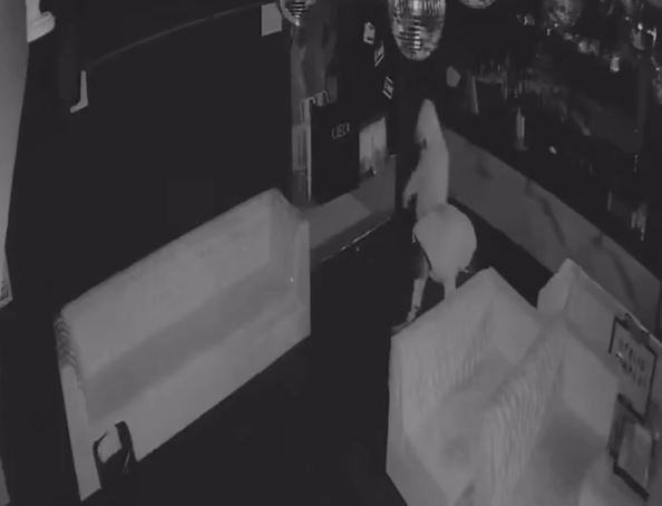 VIDEO: Criminales abren y saquean el bar del futbolista Javier ‘Chofis’ López