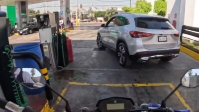 VIDEO: ‘¿Quiere ver cómo lo plomeo?’; conductor armado amenaza a motociclista por un reclamo