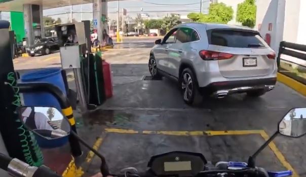 VIDEO: ‘¿Quiere ver cómo lo plomeo?’; conductor armado amenaza a motociclista por un reclamo