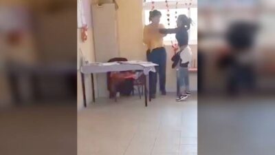 VIDEO: Mamás furiosas golpean a maestra de kínder; la acusan de amarrar a los niños