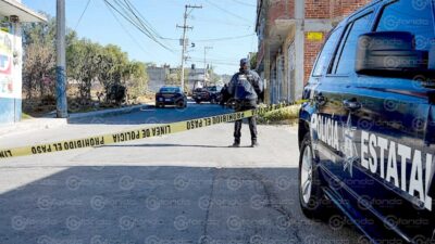 TERROR. Riegan bolsas con restos humanos sobre una calle en el Estado de México