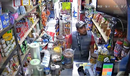 VIDEO: ‘¡Rápido!’; asaltante huye de una tiendita antes de que le dieran el dinero