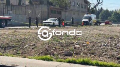 URGENTE: Abandonan auto de lujo con una persona ejecutada junto a la carretera